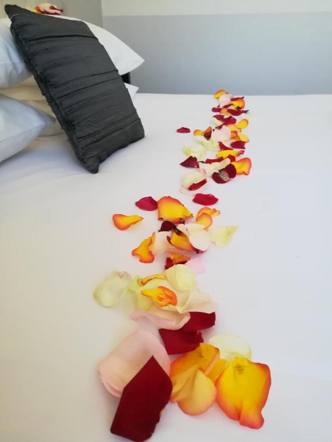 Logis Le Nid Du Pont De Gau Aparthotel แซ็งต์-มารี-เดอ-ลา-แมร์ ภายนอก รูปภาพ